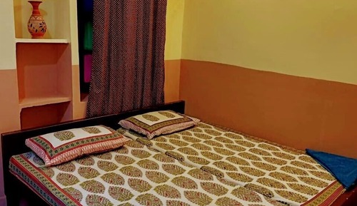 Habitación básica con 2 camas individuales, vistas al patio