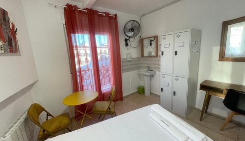 Habitación triple económica, varias camas, balcón, vistas a la ciudad