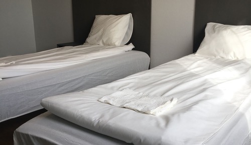 Habitación básica con 2 camas individuales