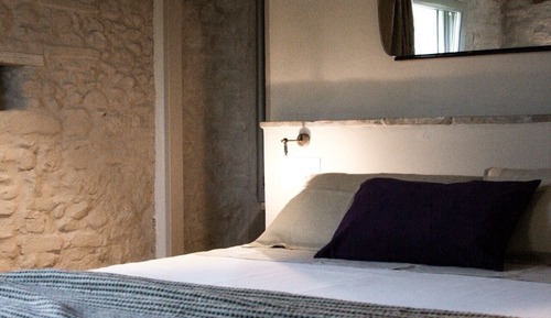 Habitación básica con 1 cama doble o 2 individuales, vistas a la colina