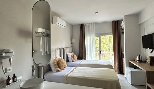 Habitación superior con 2 camas individuales, balcón, vistas al jardín