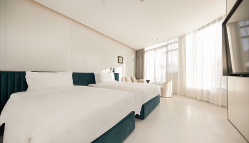 Habitación romántica con 2 camas individuales, terraza, vistas a la ciudad