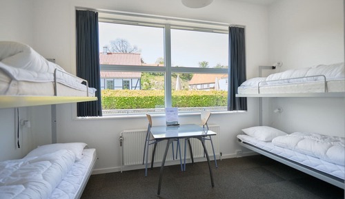 Habitación cuádruple básica, varias camas, baño privado, vistas a la ciudad