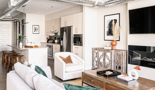 Apartamento, varias camas, patio, vistas a la ciudad ((R06) 3198 Blake St. Unit 303)