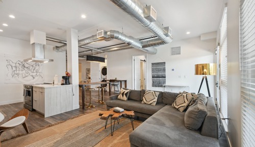 Apartamento, varias camas, patio, vistas a la ciudad ((R04) 3198 Blake St. Unit 207)
