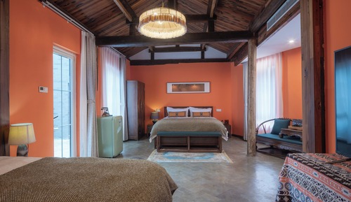 Suite estudio familiar, varias camas, vistas al patio, planta baja