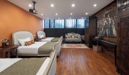 Habitación triple Signature, varias camas, vistas al patio, planta baja