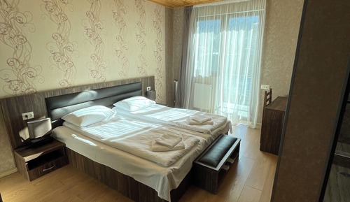 Habitación estándar con 1 cama doble o 2 individuales, balcón