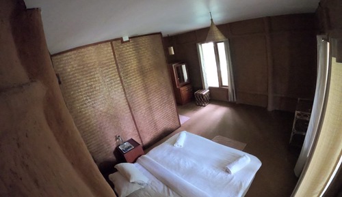 Casa exclusiva en un árbol, 1 cama de matrimonio grande, no fumadores, vistas a la piscina
