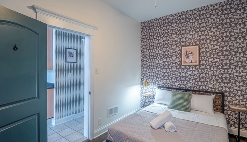 Queen Room with Shared Bathroom 6