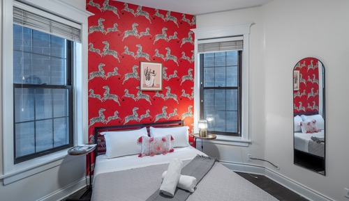 Queen Room with Shared Bathroom 5