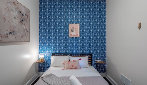 Queen Room with Shared Bathroom 4