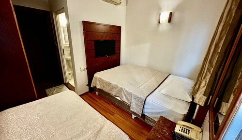 Habitación básica con 2 camas individuales