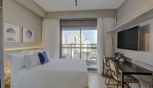 Estudio, balcón, vistas a la ciudad