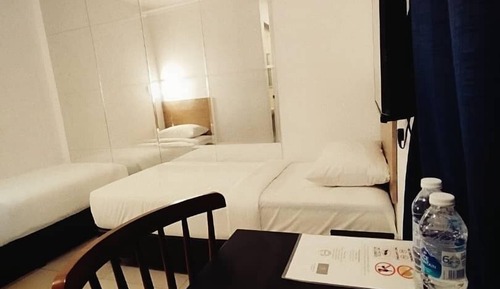 Habitación básica con 2 camas individuales