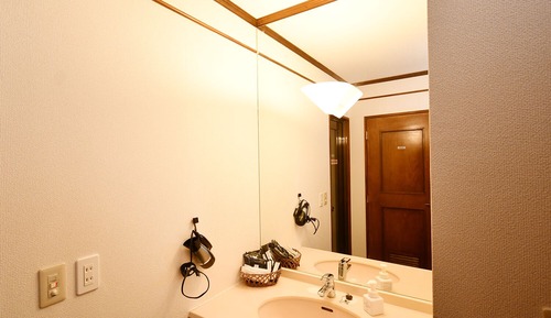 Habitación básica con 2 camas individuales