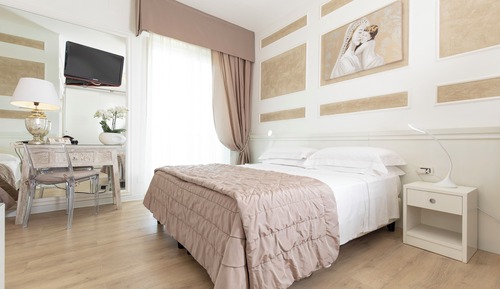 Habitación cuádruple superior, vistas parciales al mar