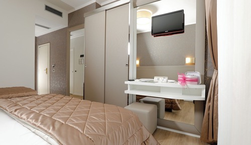 Habitación triple Deluxe, vistas parciales al mar