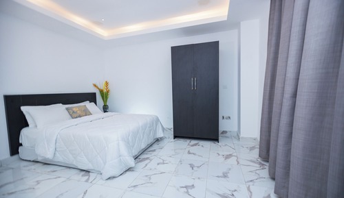 Apartamento de lujo, 2 habitaciones, cocina básica, vistas a la ciudad