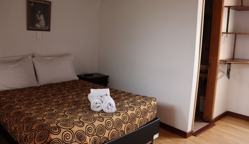 Habitación económica, baño privado, en una planta alta