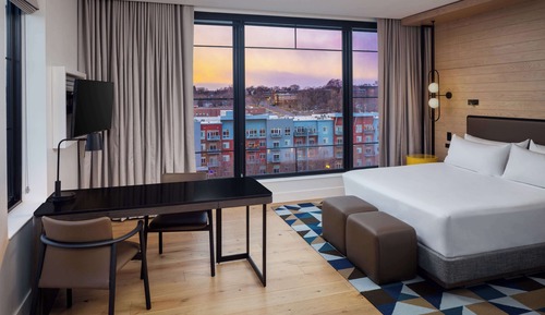 Habitación, 1 cama de matrimonio grande con sofá cama, balcón, vistas a la ciudad (Corner)