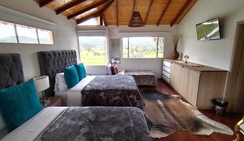 Habitación triple superior, 1 habitación, balcón, vistas a la colina