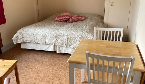 Habitación básica con 1 cama doble o 2 individuales