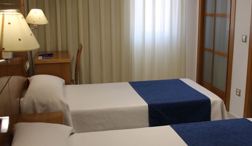 Habitación clásica con 1 cama doble o 2 individuales, vistas a la ciudad