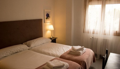 Habitación básica con 2 camas individuales, vistas a la ciudad