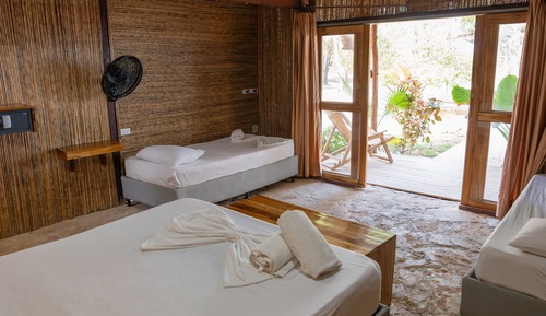 Cabaña presidencial, varias camas, balcón, vistas a la playa