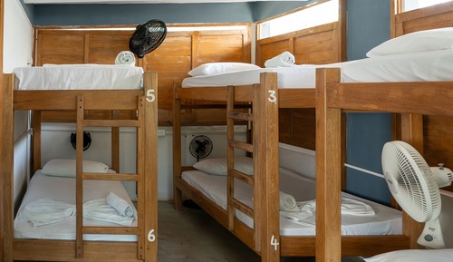 Dormitorio compartido, 6 habitaciones