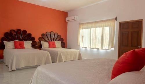 Habitación triple estándar, varias camas, 2 baños, vistas a la piscina