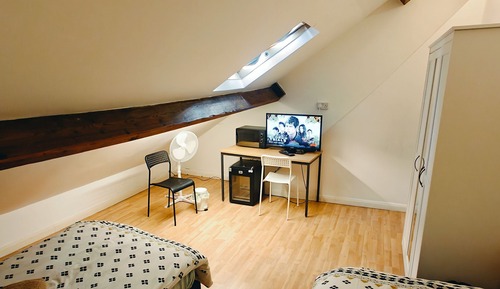 Habitación básica con 2 camas individuales