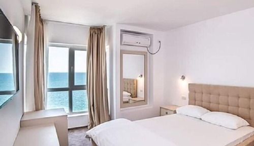 Habitación triple estándar, varias camas, vistas parciales al mar
