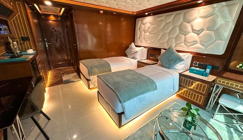 Habitación superior con 2 camas individuales, balcón