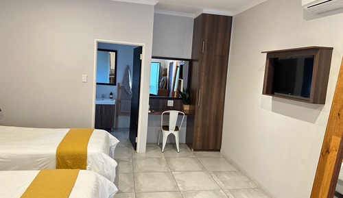 Habitación de diseño con 2 camas individuales, 1 habitación, señalización en braille