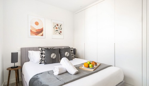 Apartamento básico, 2 habitaciones, cocina, vistas a la ciudad