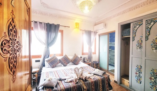 Habitación Confort con 1 cama doble o 2 individuales, baño privado