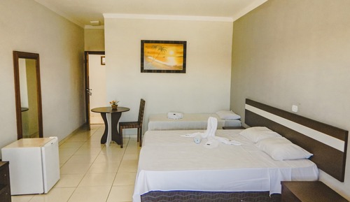 Habitación básica, varias camas