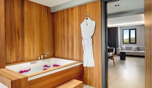 Suite, 1 cama de matrimonio grande, junto a la piscina