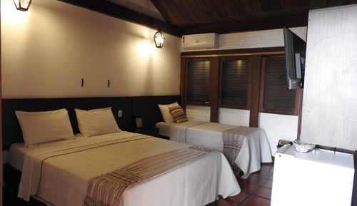 Suite básica, varias camas, vistas al lago