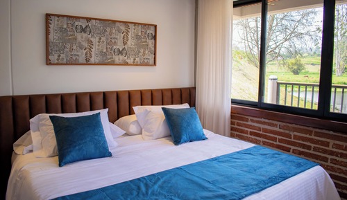 Habitación familiar con 1 cama doble o 2 individuales, vistas al lago