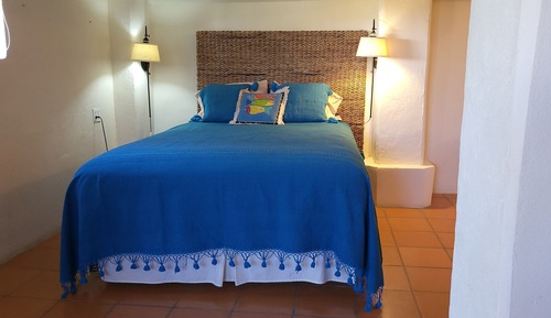 Habitación clásica, varias camas, patio, vistas parciales al mar