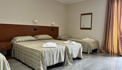 Habitación cuádruple clásica, baño privado, vistas al patio