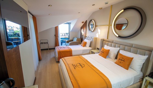 Habitación triple estándar, balcón