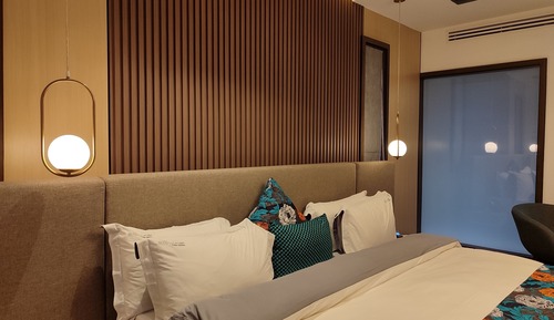 Apartamento ejecutivo, 2 habitaciones, cocina básica, vistas a la piscina