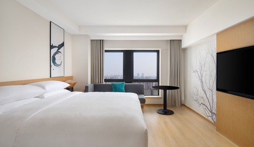 Suite, 1 cama de matrimonio grande, vistas a la ciudad