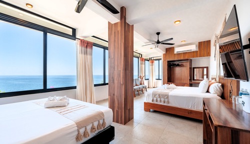 Habitación de diseño, varias camas, vistas a la piscina, frente al mar
