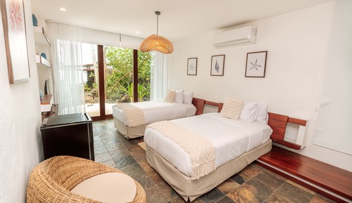 Habitación superior con 1 cama doble o 2 individuales, vistas al mar, planta baja