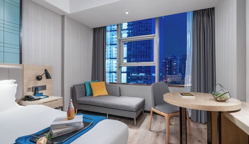Habitación superior con 2 camas individuales, vistas a la ciudad